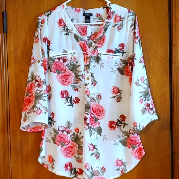 RUE21 Floral V-Neck Tunic. - Picture 6 of 8